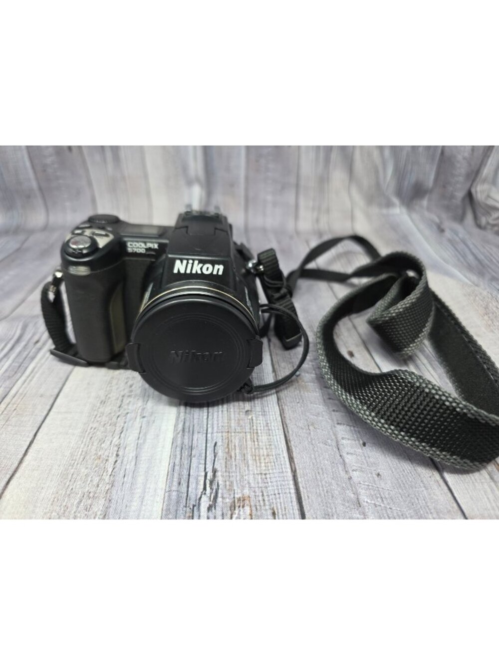 Nikon Coolpix 5700 (E5700) Camera 5.0 MP 8.0x Optical Zoom Battery + Memory card